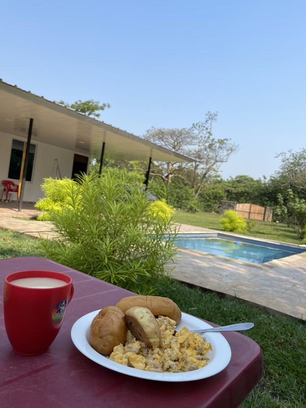 Almuerzo junto a la piscina