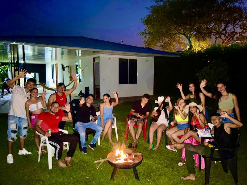 Grupo alrededor de la fogata de noche